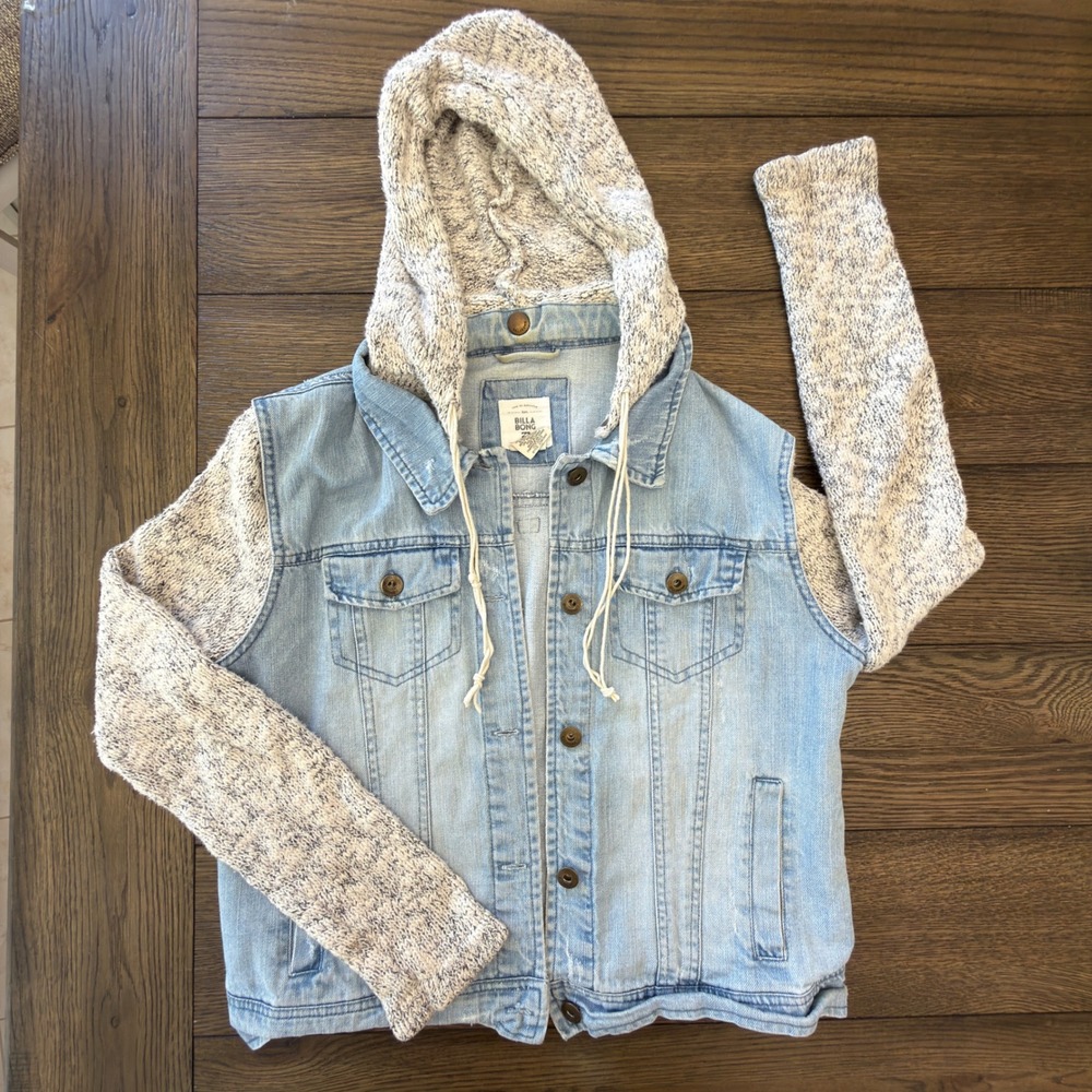 Billabong Womens Light Wash Denim Jacket Knit Sleeves Detachable Hood J708VBV
